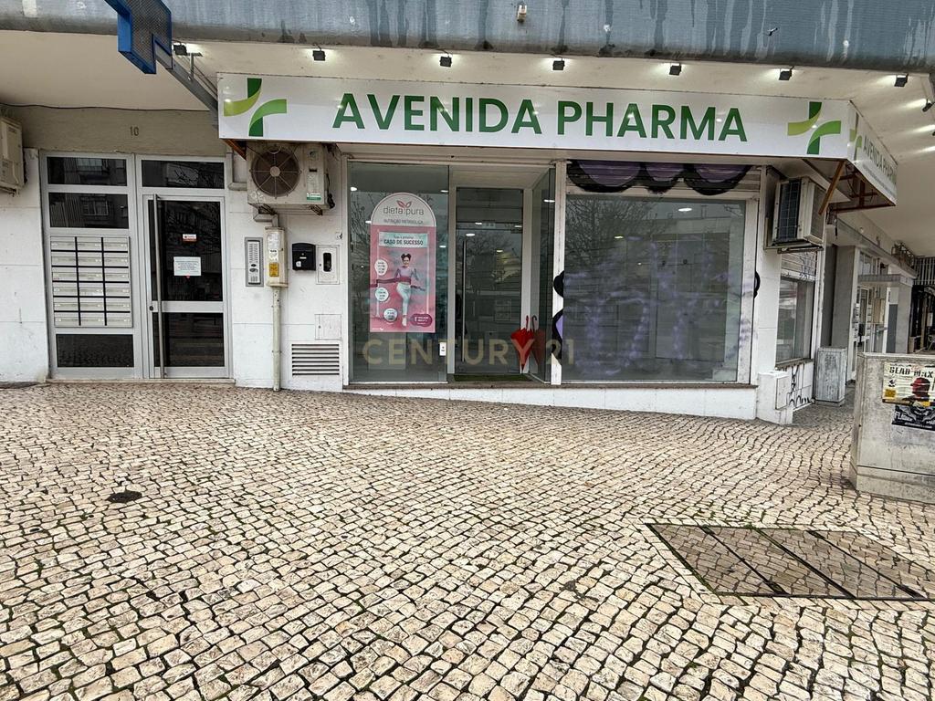 Arrendamento Loja 130 m2 na Praça Gil Vicente no centro de Almada - Image 6