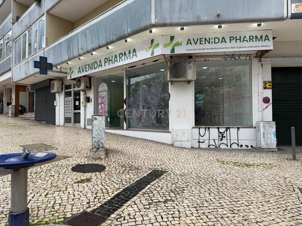 Arrendamento Loja 130 m2 na Praça Gil Vicente no centro de Almada - Image 5