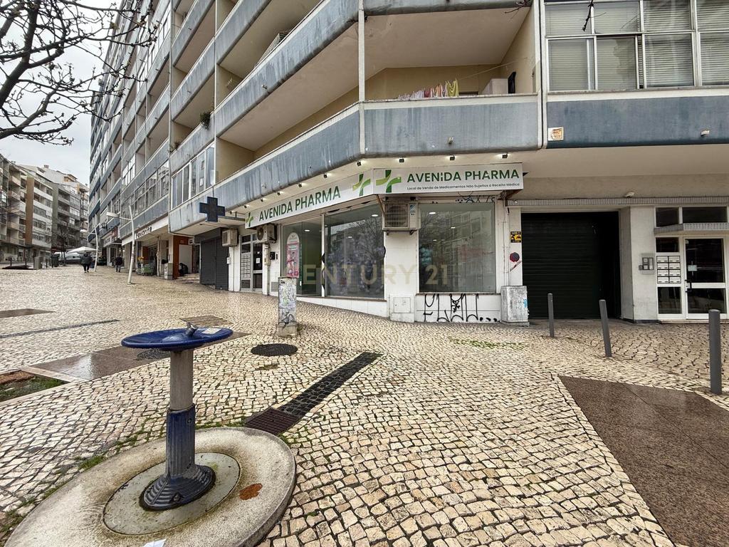 Arrendamento Loja 130 m2 na Praça Gil Vicente no centro de Almada - Image 2