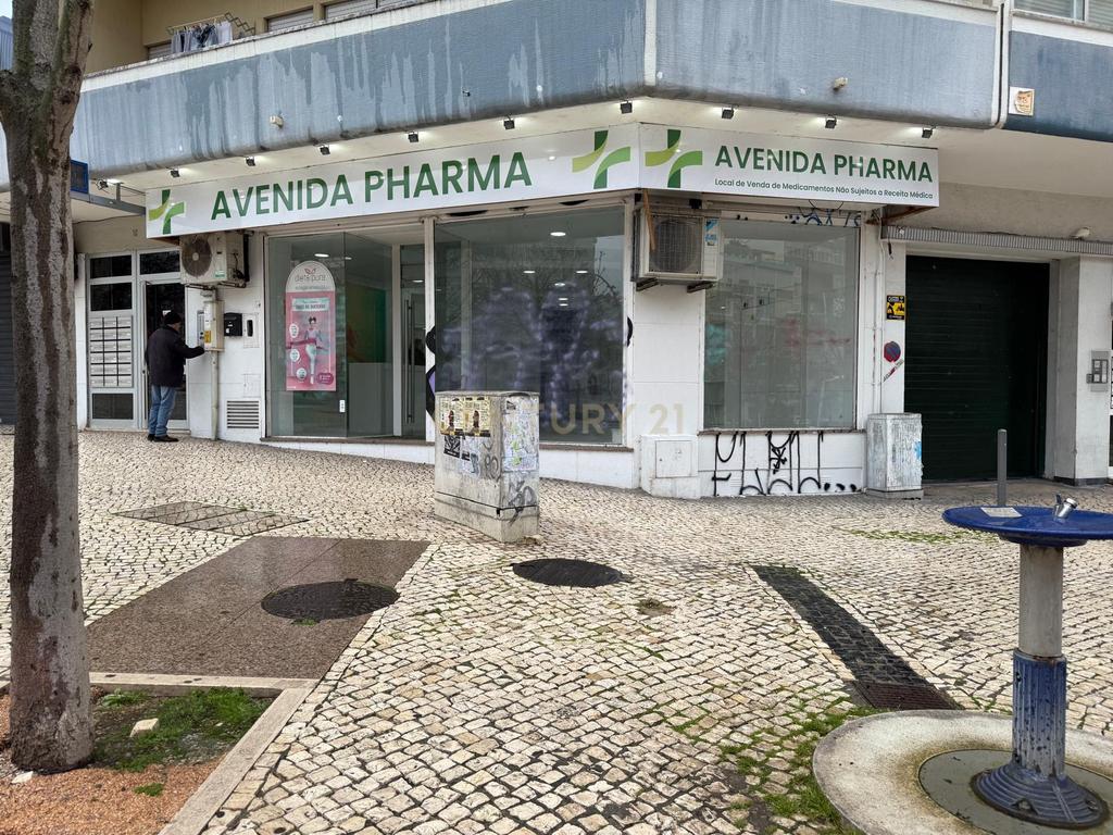 Arrendamento Loja 130 m2 na Praça Gil Vicente no centro de Almada - Image 1