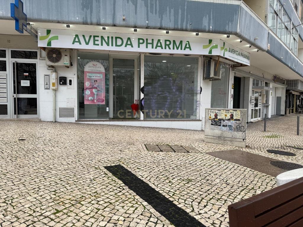 Arrendamento Loja 130 m2 na Praça Gil Vicente no centro de Almada - Image 4