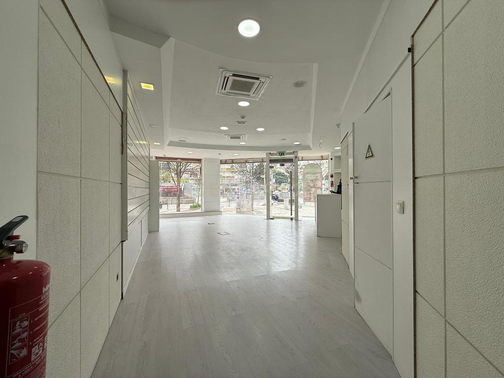 Arrendamento Loja 130 m2 na Praça Gil Vicente no centro de Almada - Image 10