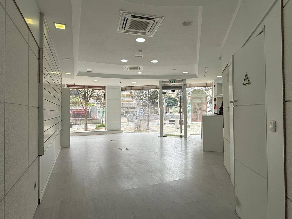 Arrendamento Loja 130 m2 na Praça Gil Vicente no centro de Almada - Image 9