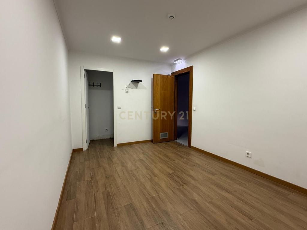 Arrendamento Loja 130 m2 na Praça Gil Vicente no centro de Almada - Image 15