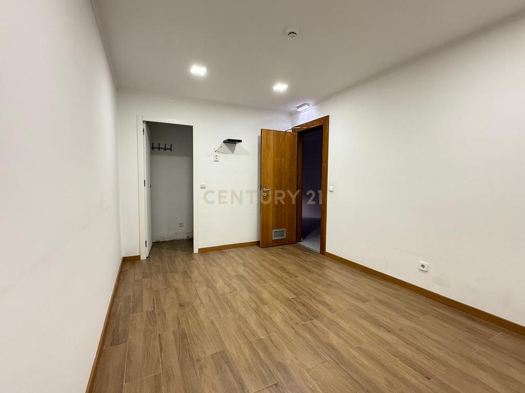 Arrendamento Loja 130 m2 na Praça Gil Vicente no centro de Almada - Image 30