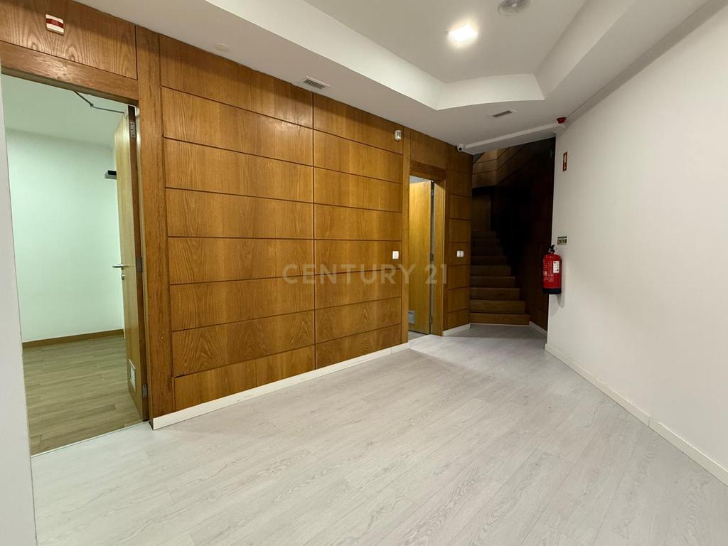 Arrendamento Loja 130 m2 na Praça Gil Vicente no centro de Almada - Image 18