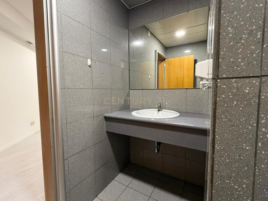 Arrendamento Loja 130 m2 na Praça Gil Vicente no centro de Almada - Image 27