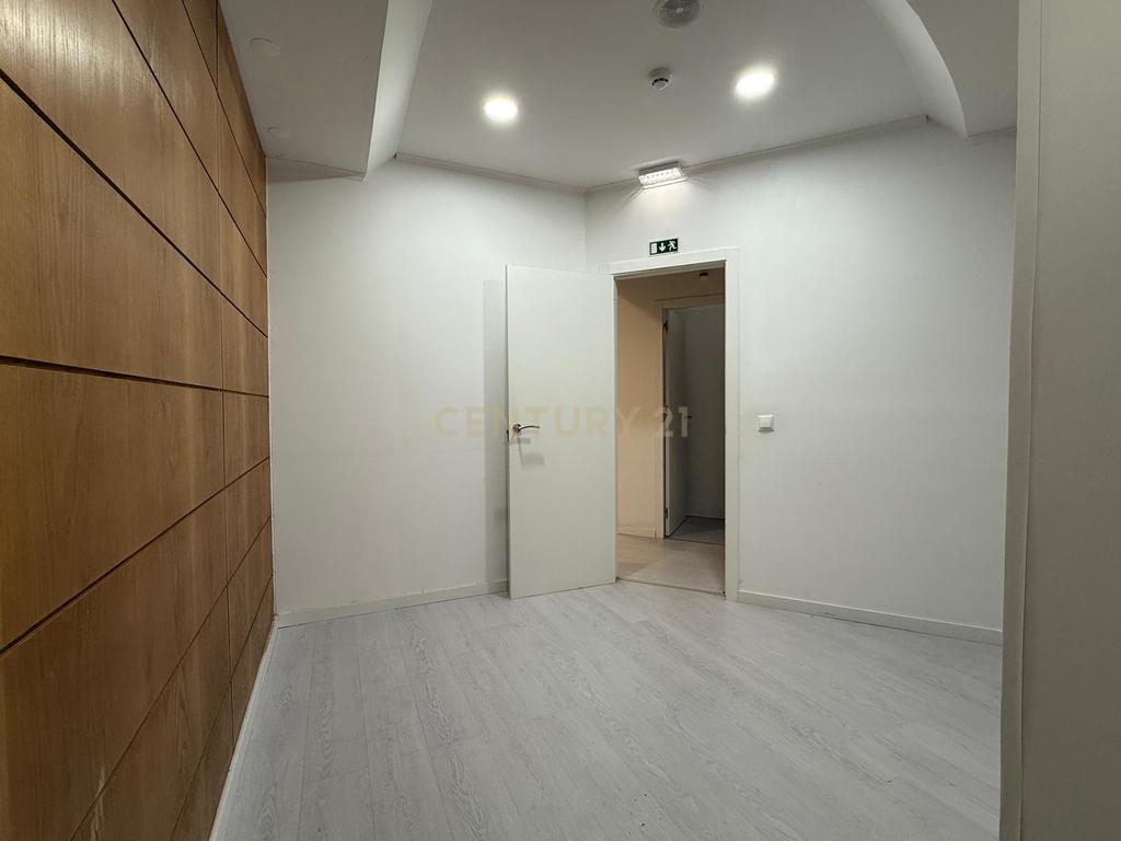Arrendamento Loja 130 m2 na Praça Gil Vicente no centro de Almada - Image 25