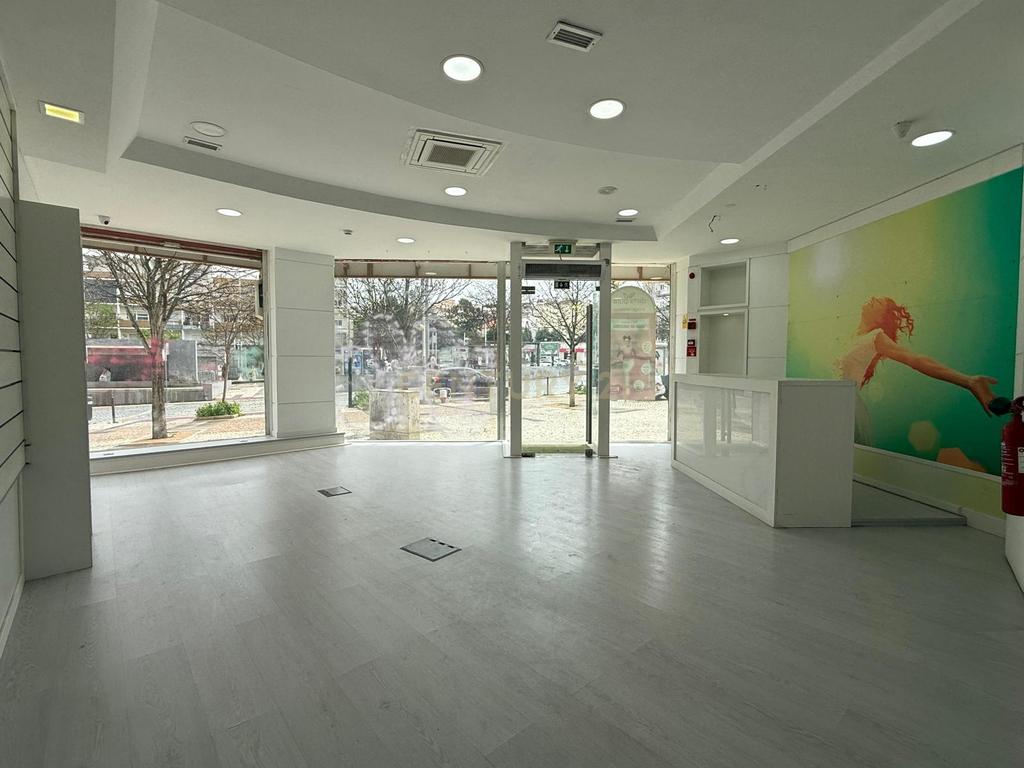 Arrendamento Loja 130 m2 na Praça Gil Vicente no centro de Almada - Image 8