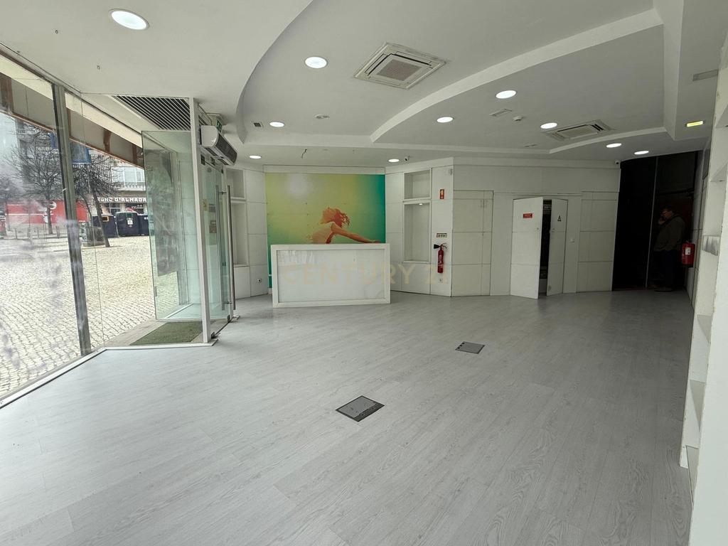 Arrendamento Loja 130 m2 na Praça Gil Vicente no centro de Almada - Image 7