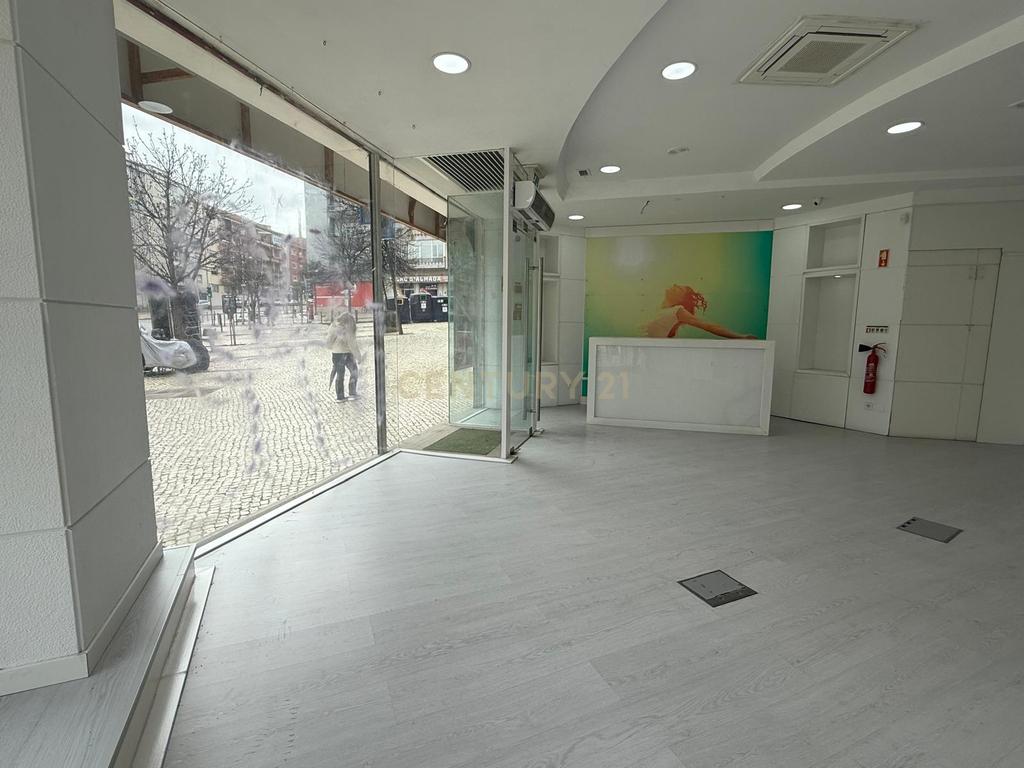Arrendamento Loja 130 m2 na Praça Gil Vicente no centro de Almada - Image 20