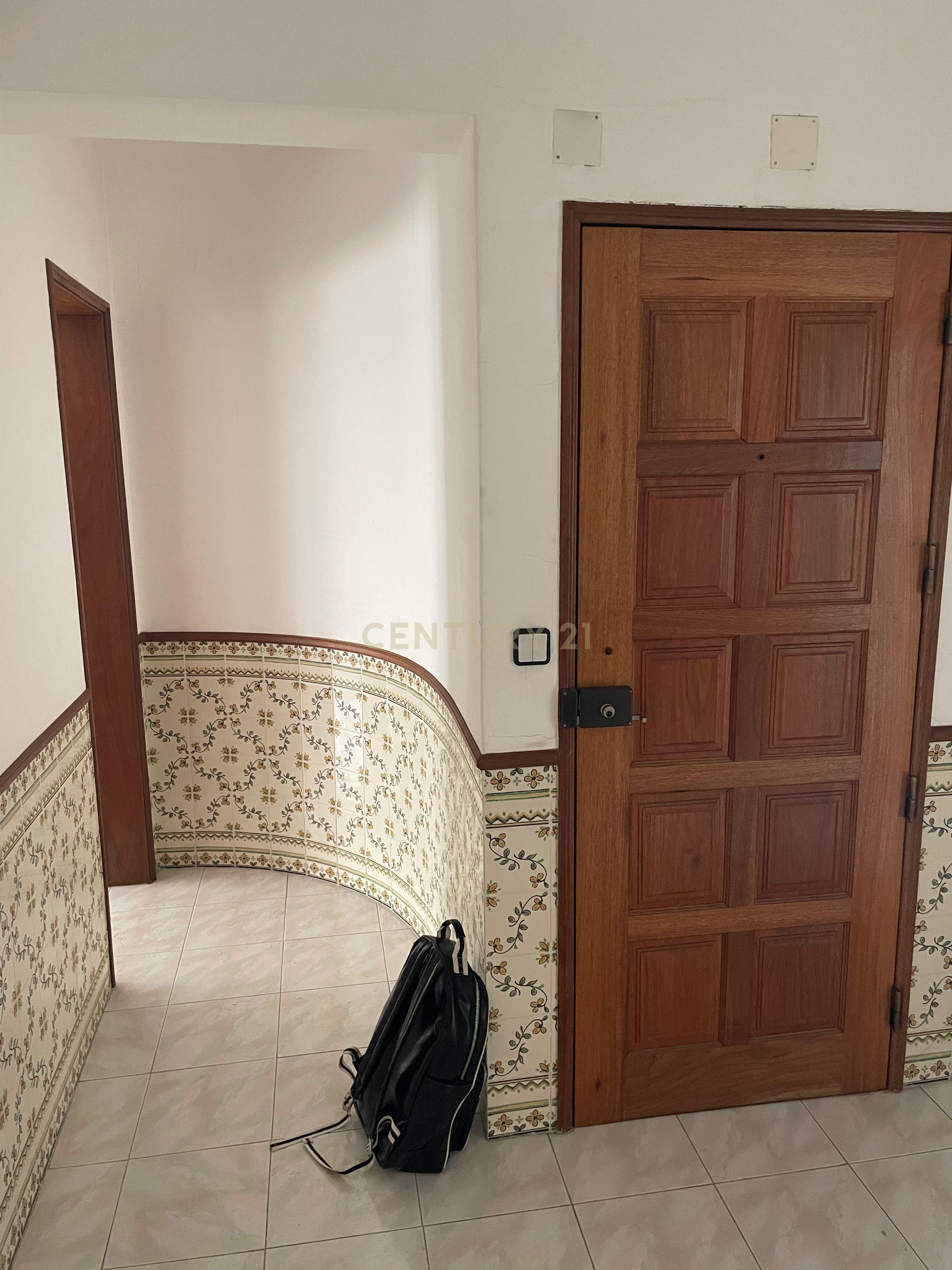 Apartamento T3 em Amora com Varanda e Terraço e Boa Exposição Solar - Image 10
