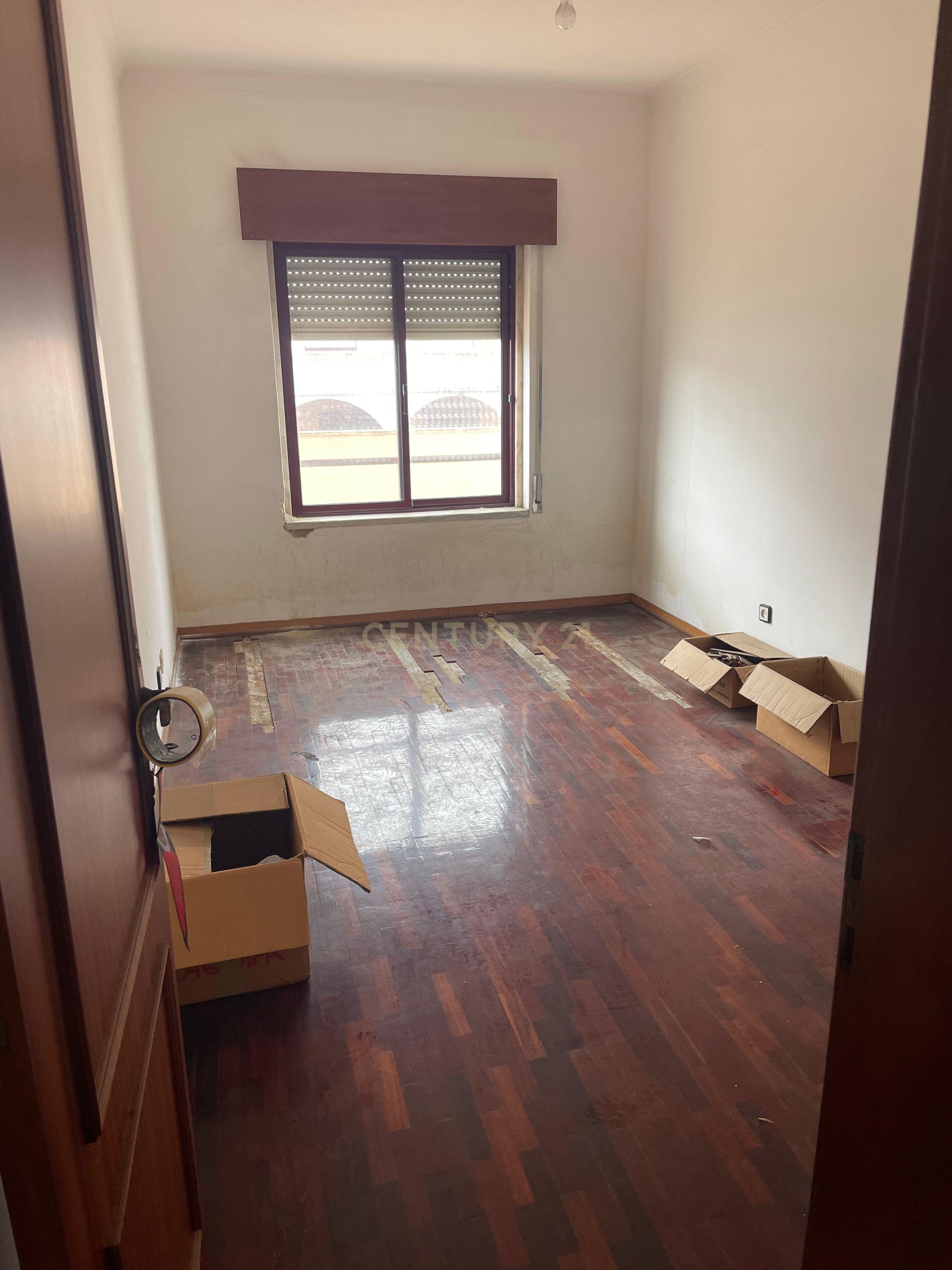 Apartamento T3 em Amora com Varanda e Terraço e Boa Exposição Solar - Image 11