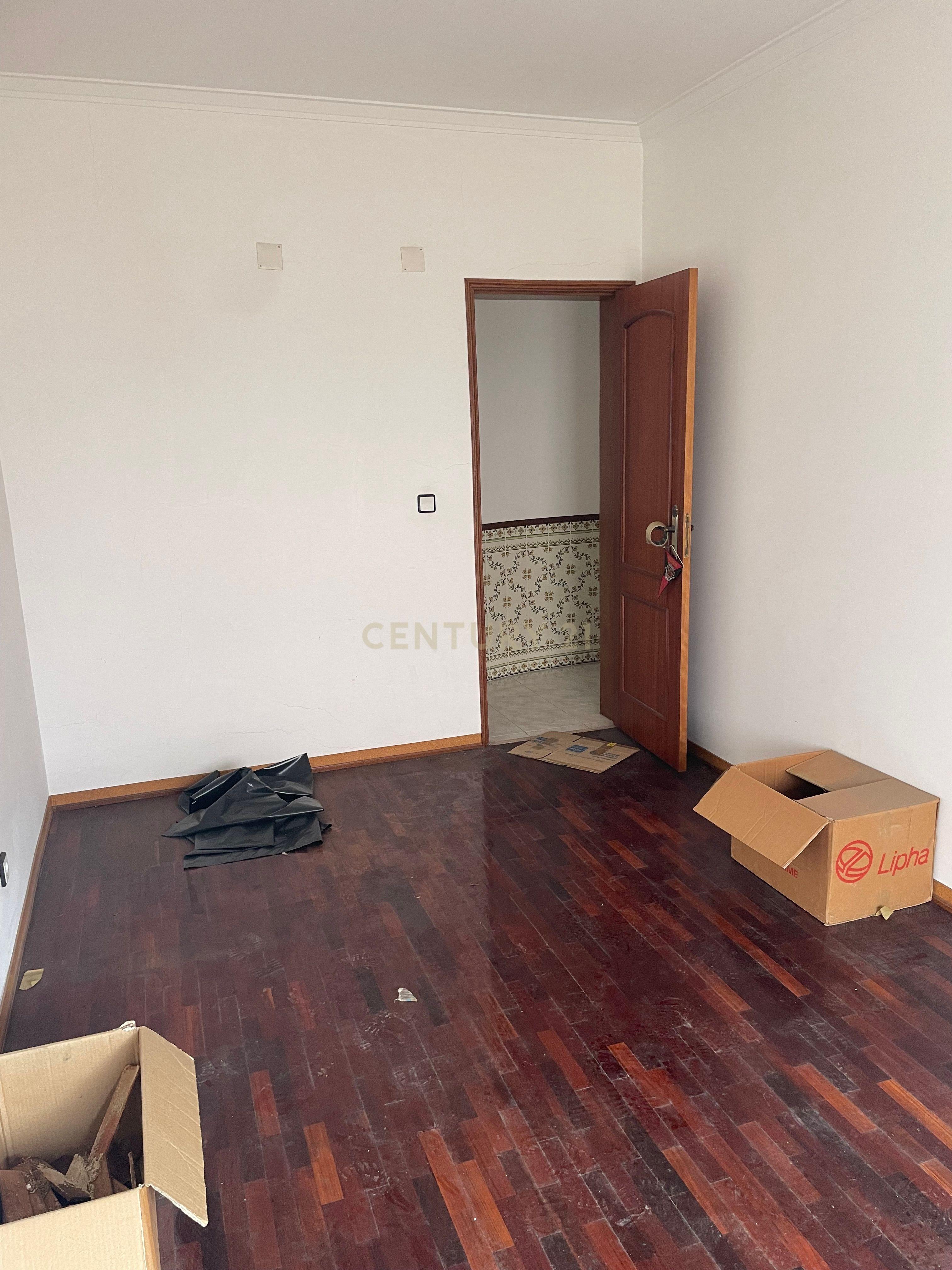 Apartamento T3 em Amora com Varanda e Terraço e Boa Exposição Solar - Image 13
