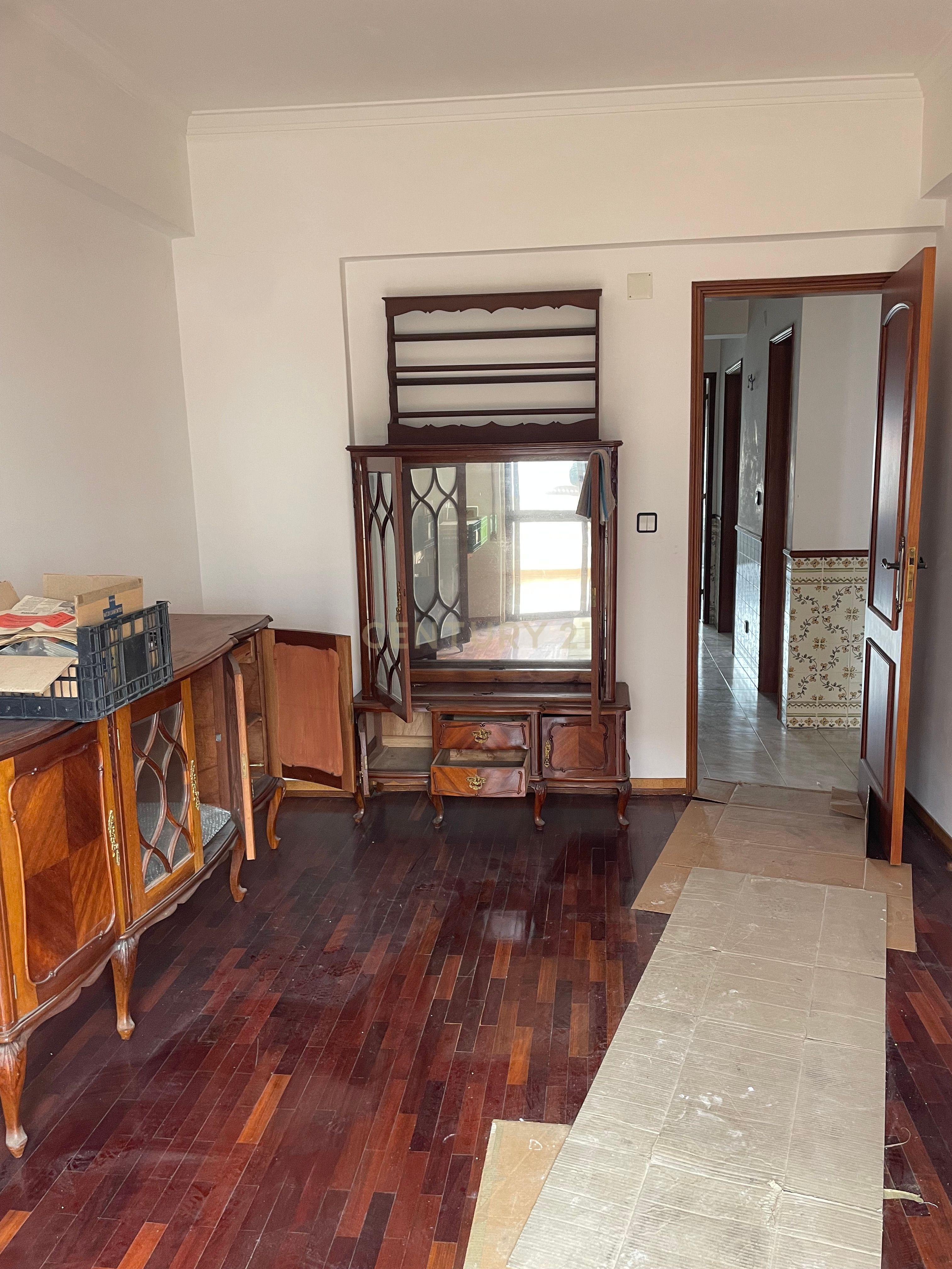 Apartamento T3 em Amora com Varanda e Terraço e Boa Exposição Solar - Image 16