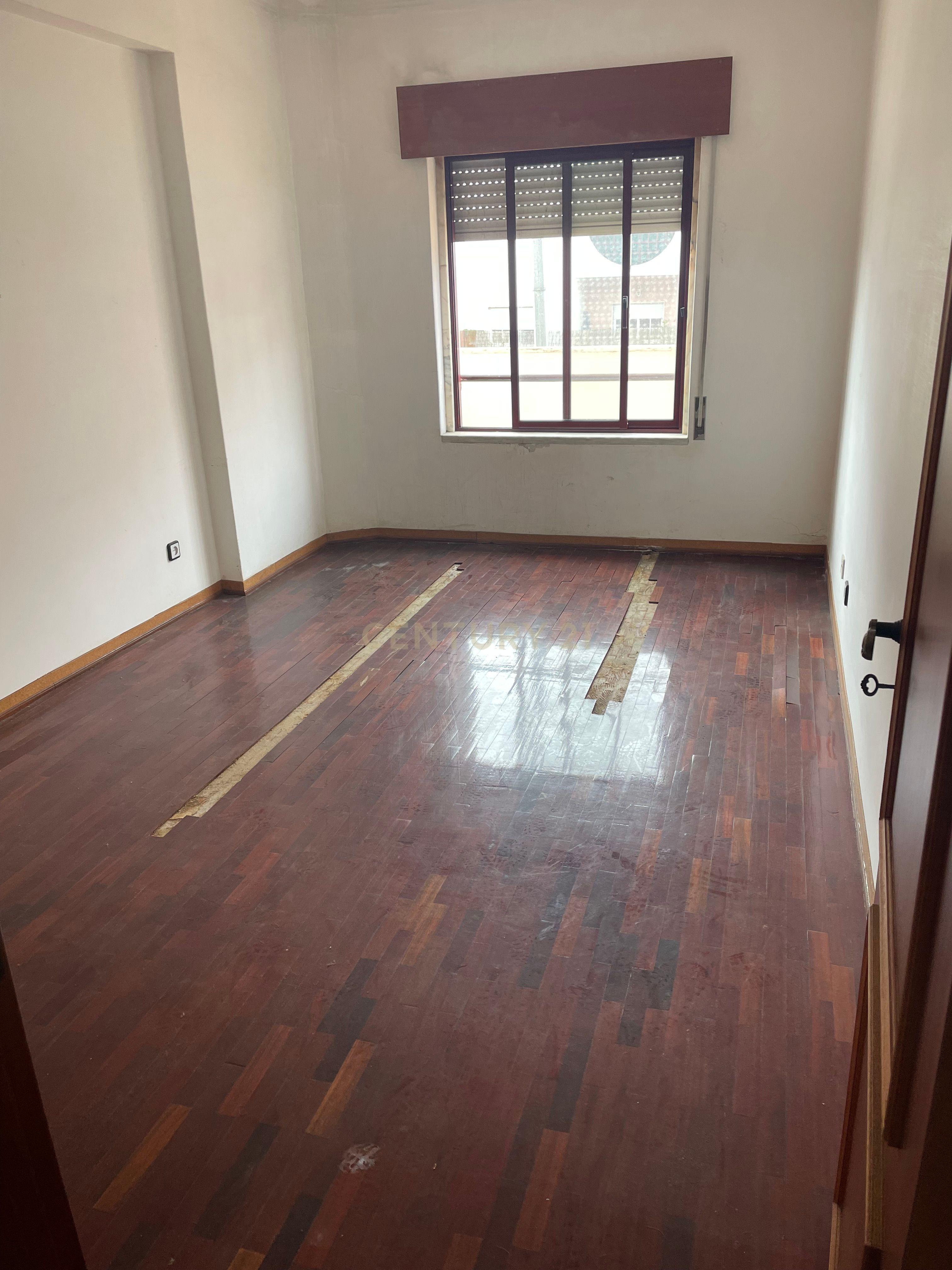 Apartamento T3 em Amora com Varanda e Terraço e Boa Exposição Solar - Image 12
