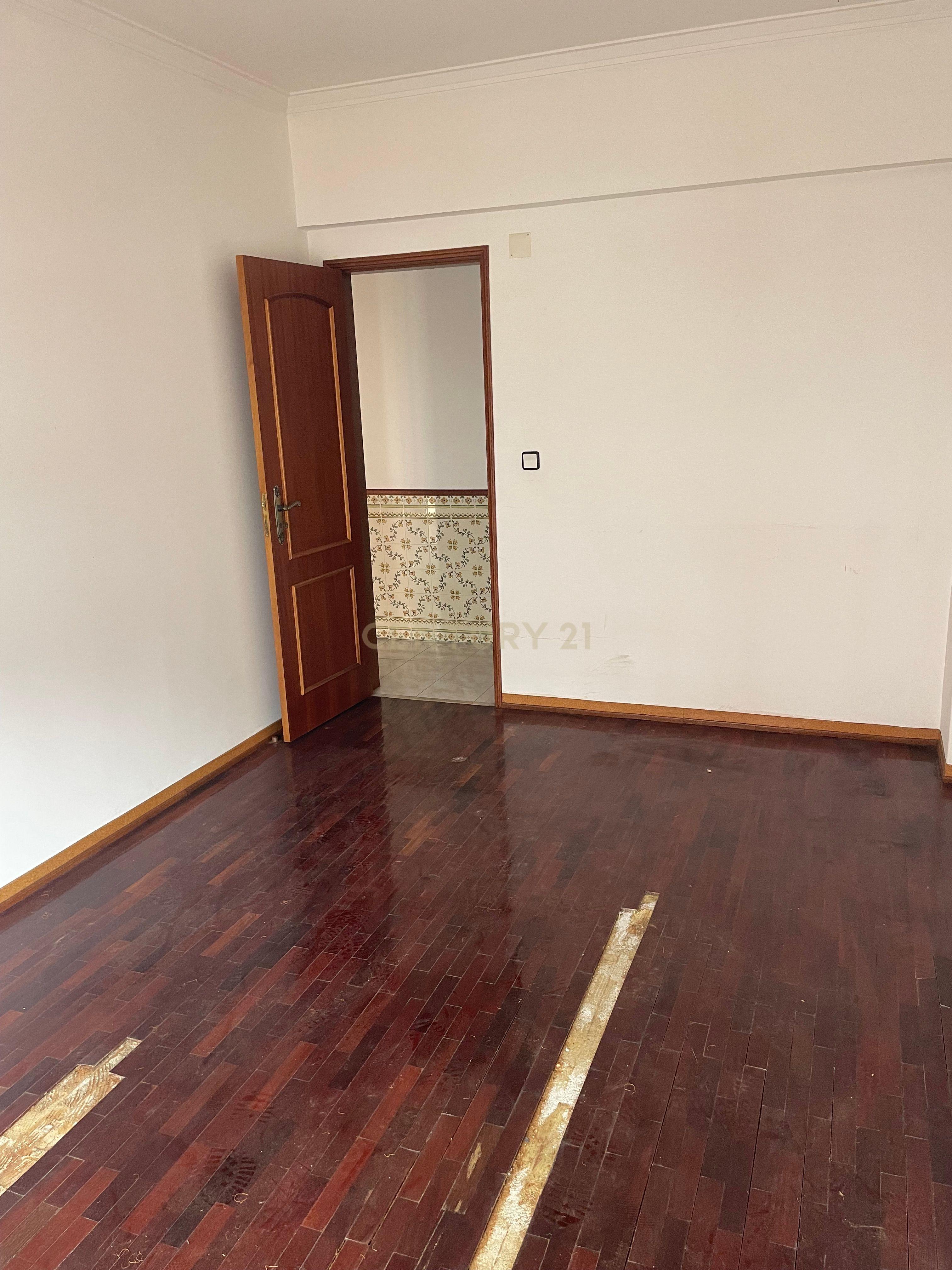Apartamento T3 em Amora com Varanda e Terraço e Boa Exposição Solar - Image 15