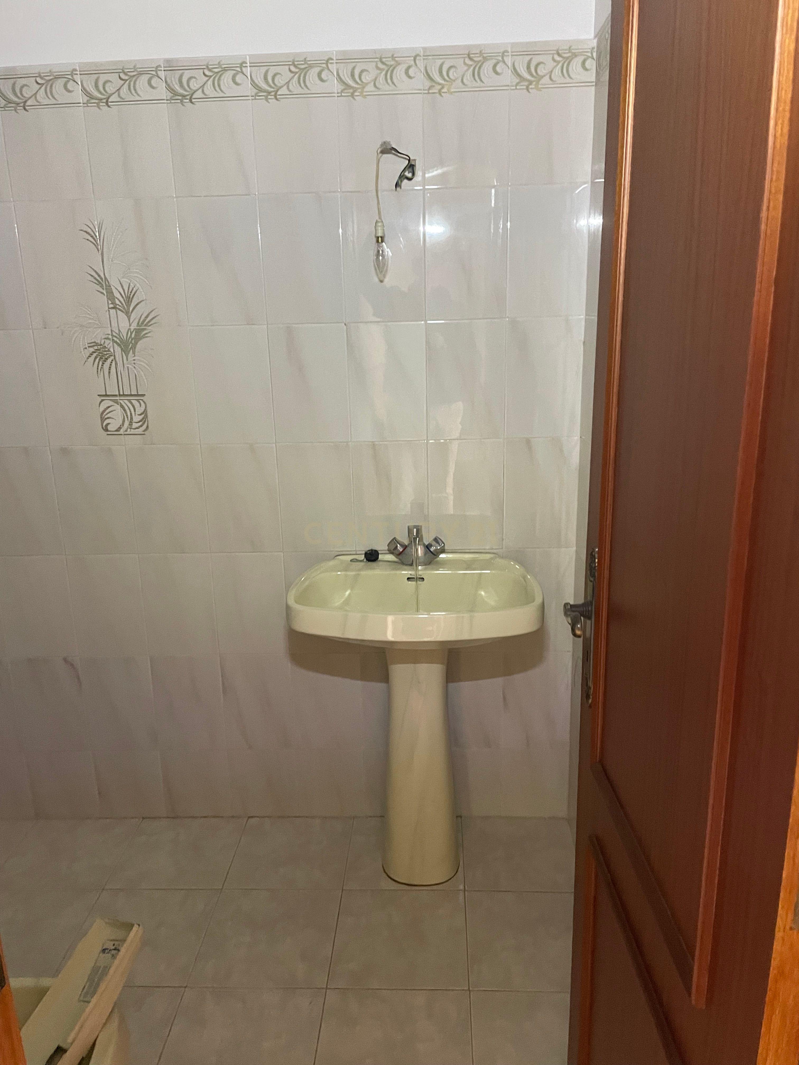 Apartamento T3 em Amora com Varanda e Terraço e Boa Exposição Solar - Image 17