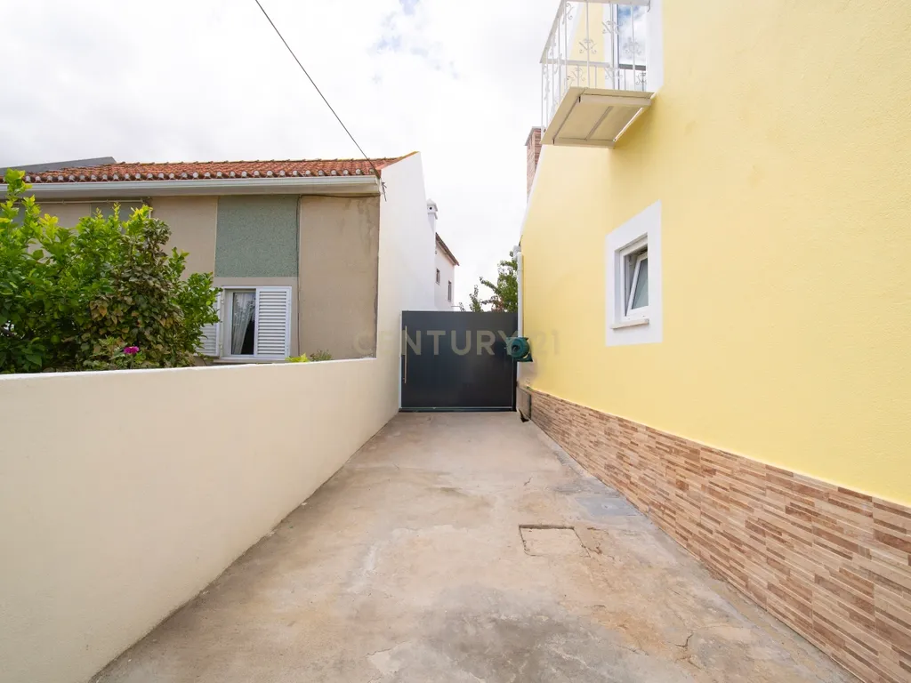 Moradia T2 Renovada, com 119 m² de Logradouro - Image 23