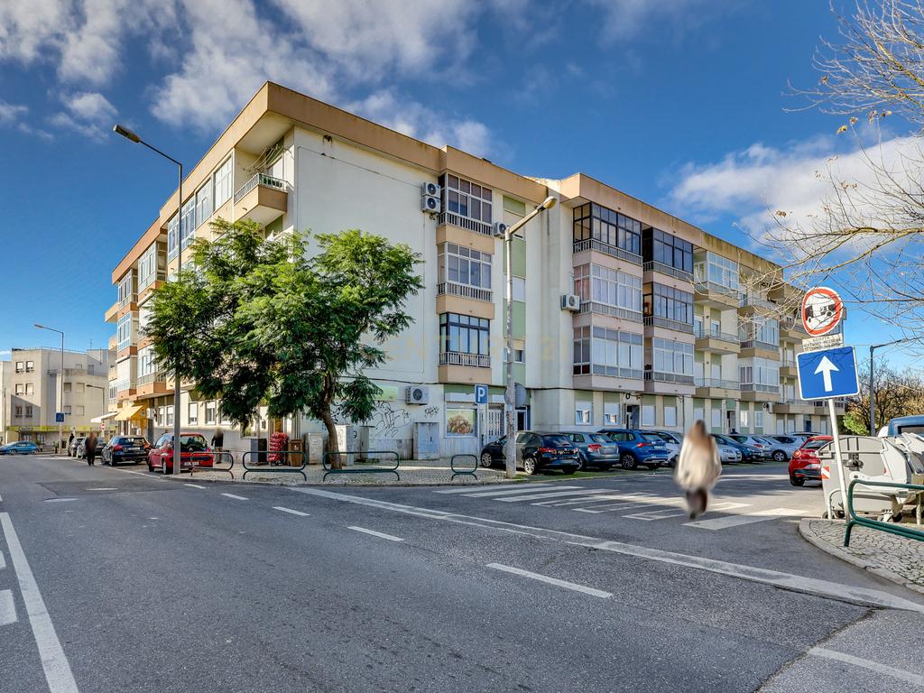 Apartamento T2 com 87 m² em excelente estado – São João da Talha - Image 1