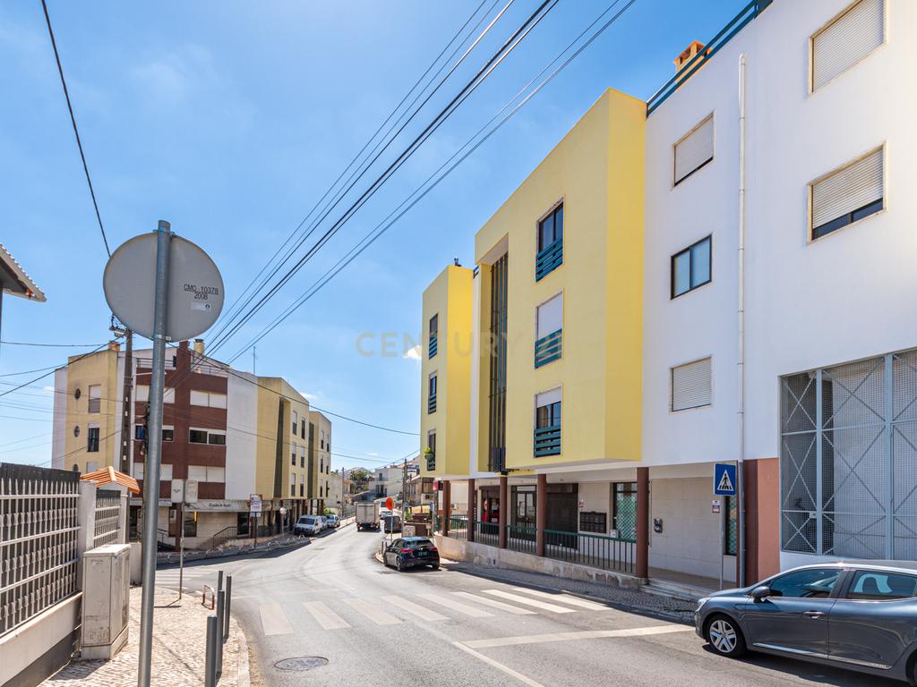 Apartamento T2 Espaçoso com Garagem Box e Arrecadação – Pedernais, Ramada - Image 25