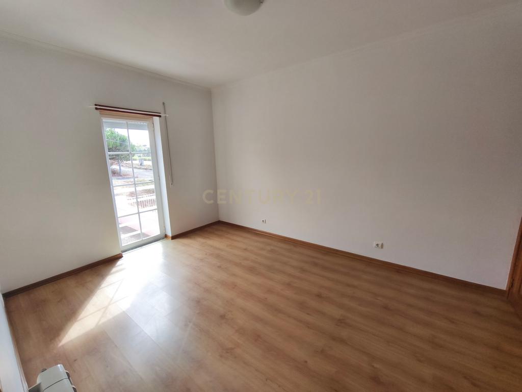 Apartamento T3 para arrendar com terraço de 200m² e garagem para dois carros — Lourinhã - Image 11