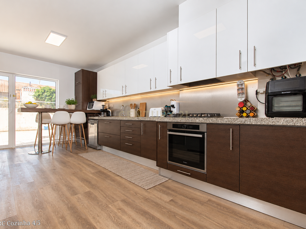 T4 DUPLEX COM 288,50 M², TERRAÇO PRIVATIVO DE 310 M² E ESTACIONAMENTO PARA 7 CARROS — A POUCOS MINUTOS DE LEIRIA - Image 8