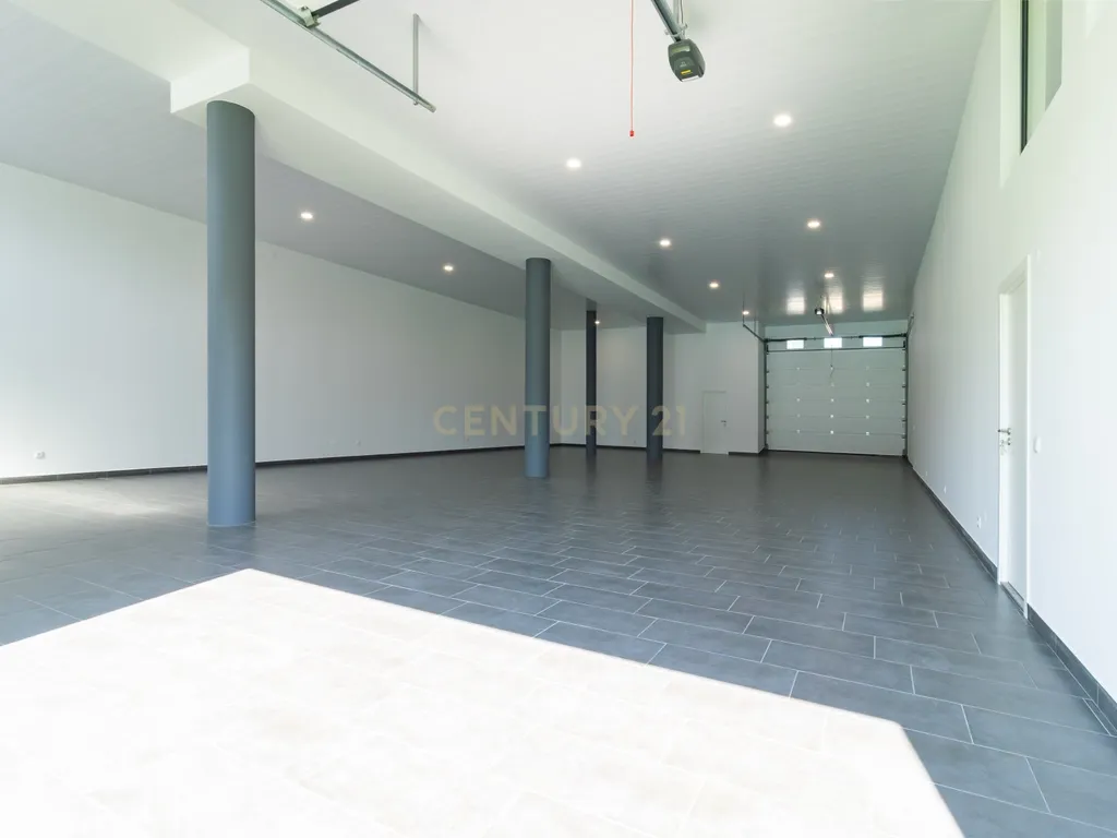 Propriedade Totalmente Renovada com Armazém/Garagem de Grande Dimensão e Piscina em Monte Real - Image 9