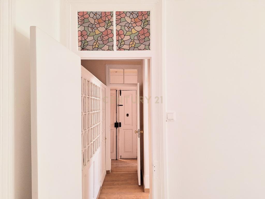 Apartamento T3+2 para Arrendamento em Campolide - Image 1
