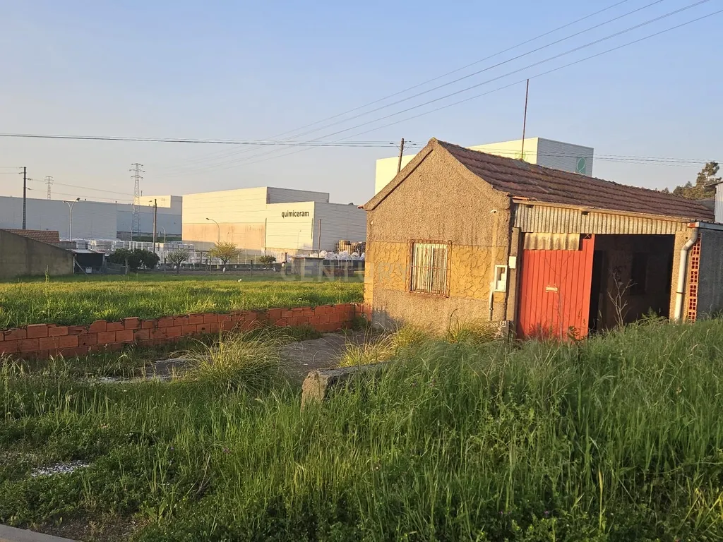 Moradia T2 Térrea para Reconstrução + Terreno de 712 m² em Bustos | Ideal para investidores. - Image 1