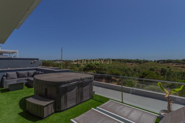 Luxuoso apartamento T3 duplex com Vista Panorâmica em Quinta de Santa Teresa, Charneca de caparica - Image 35