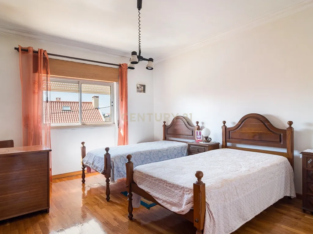 Moradia T3 em Porto Salvo | 213 m² | Garagem | Pátio e Jardim - Image 24