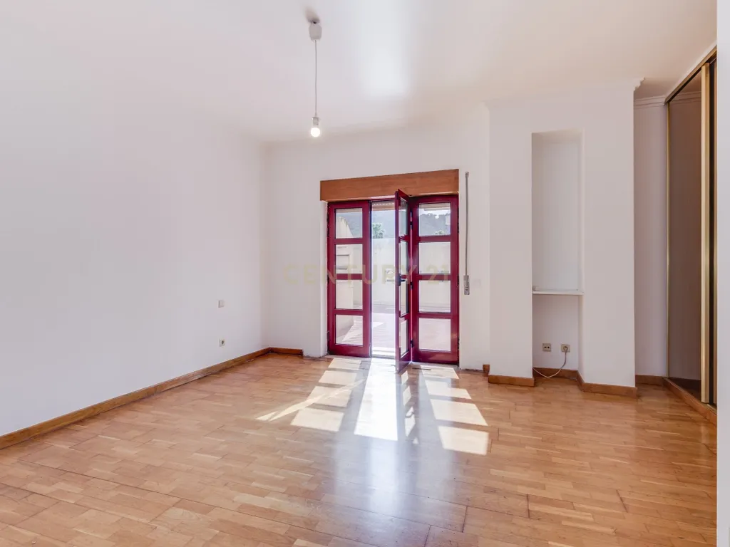 Apartamento T4 com Terraço Privativo e Churrasqueira no Condomínio Lezíria Parque | Vila Franca de Xira - Image 12