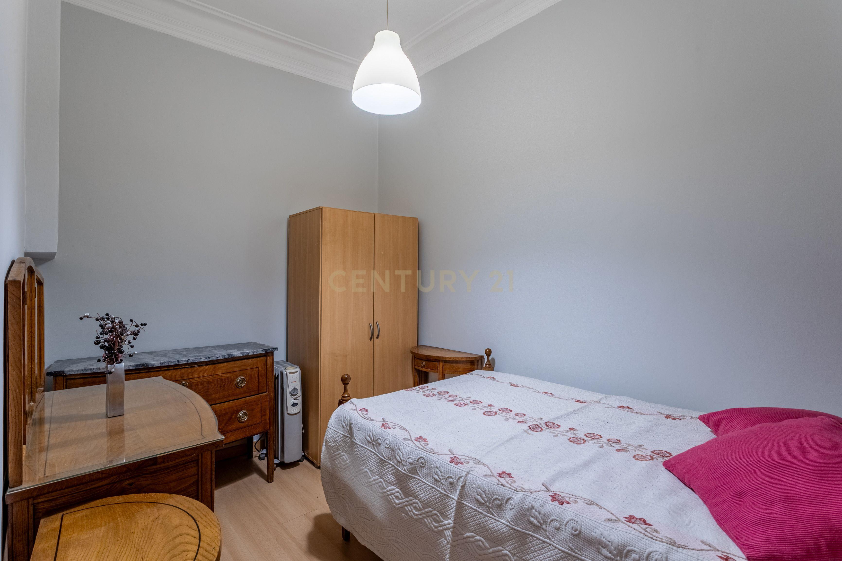 Apartamento T3 inserido num prédio de traça tradicional, no coração de Lisboa, a 5 min da Basílica da Estrela - Image 13