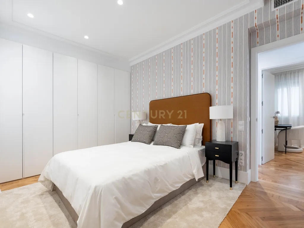 APARTAMENTO RENOVADO COM MOLDURAS E VARANDAS - Image 21