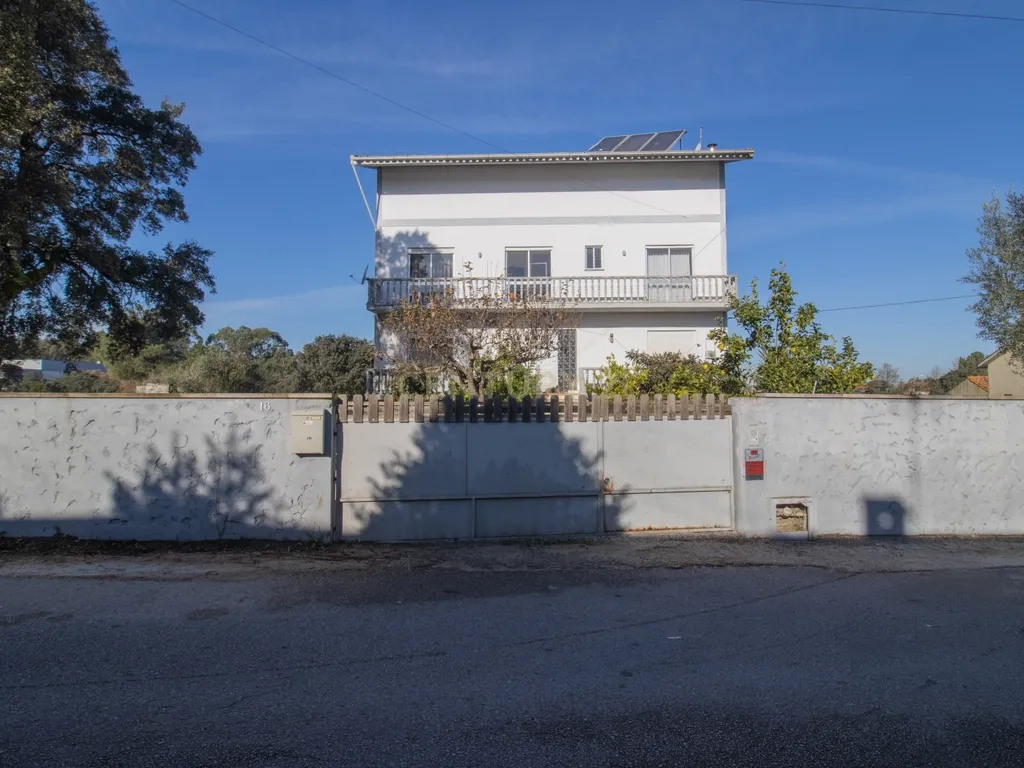 Moradia multifamiliar com rendimento imediato | 2.000 m² de terreno | A apenas 4,5 km de Fátima - Image 13