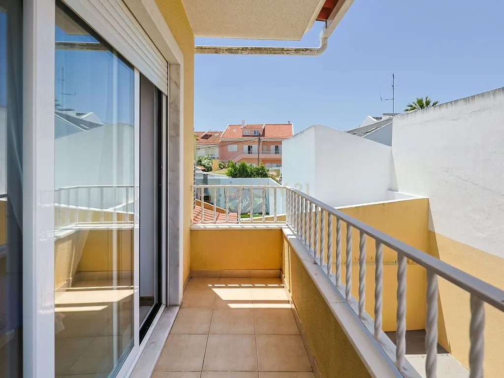 Moradia T3 com garagem e espaços exteriores nos Foros de Amora, Seixal - Image 21