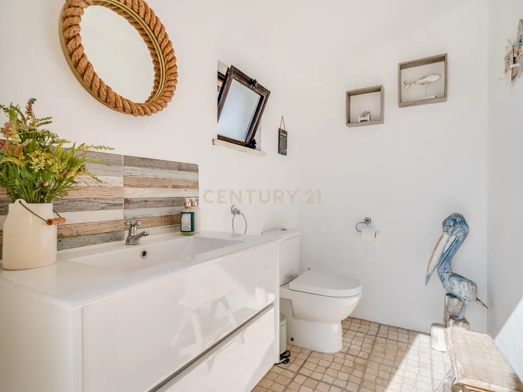 ESPETACULAR MORADIA COM PISCINA, GARAGEM, JARDIM E TERRENO - Image 45