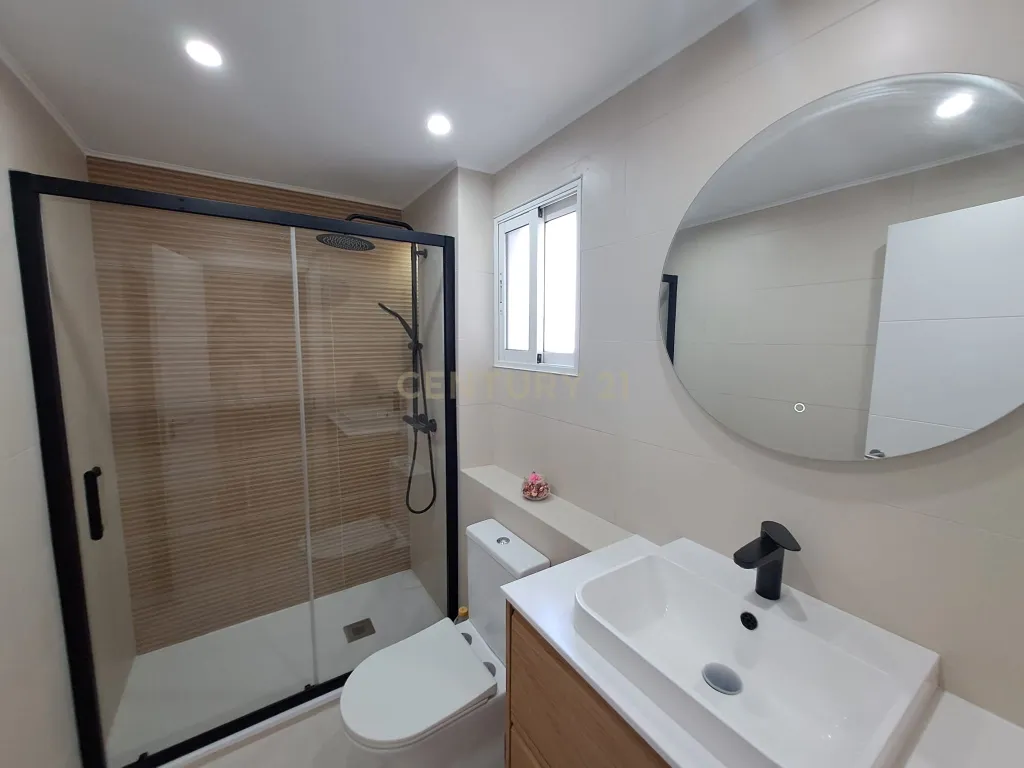 T2 Totalmente Remodelado em Almada | Luminosidade, Conforto e Localização Privilegiada - Image 16