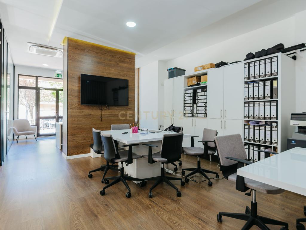 Loja com duas frentes em Sacavém, Loures - 120m² - Image 12