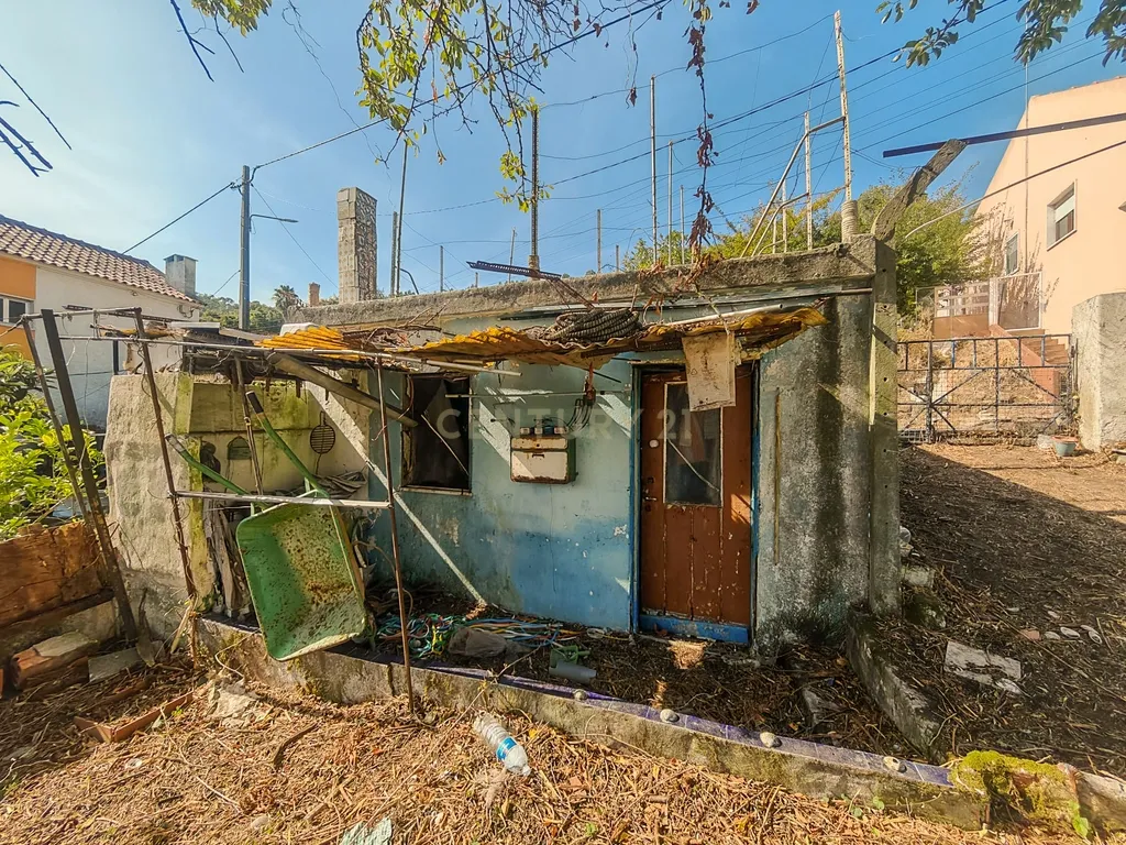 Moradia com Anexo e Terreno de 242 m² | Oportunidade de Reabilitação em Santo Estêvão das Galés - Image 6