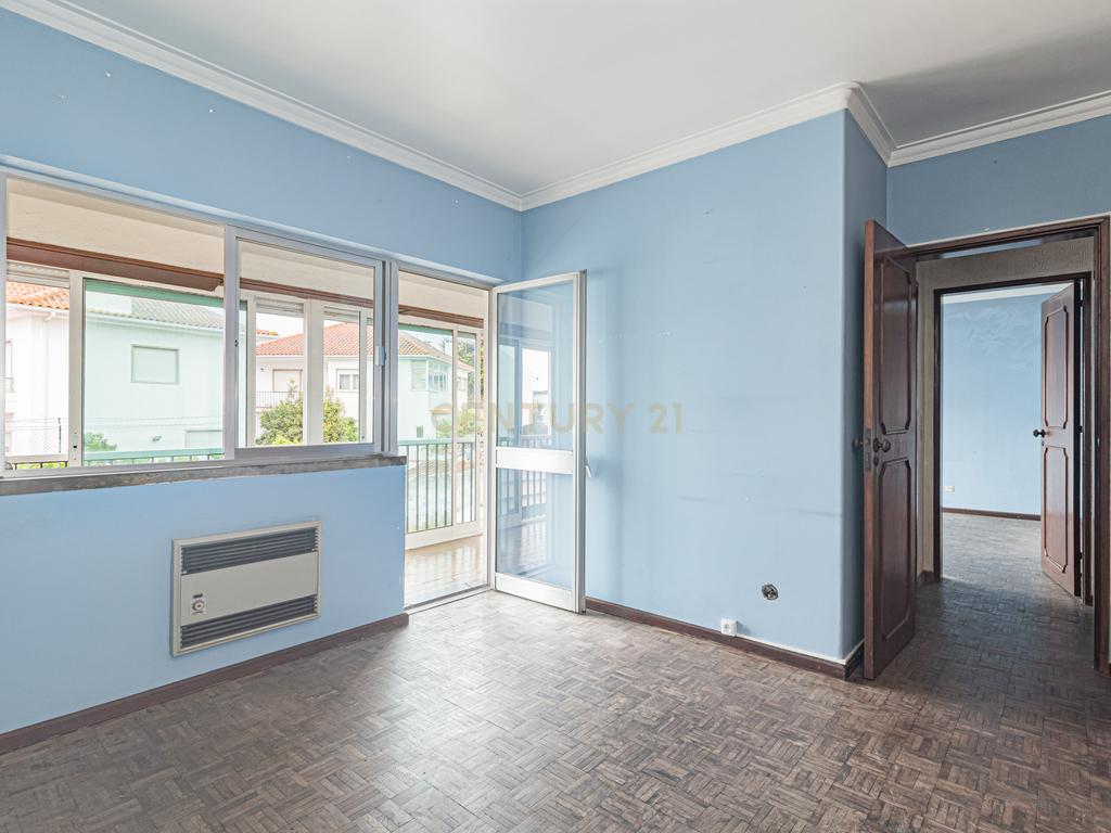 Moradia T5 com 220m2 no centro de Linda-a-Velha - Image 10