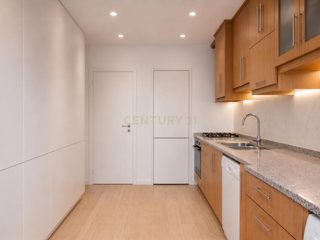 Excelente Apartamento T3 + 1 em remodelação - Image 12