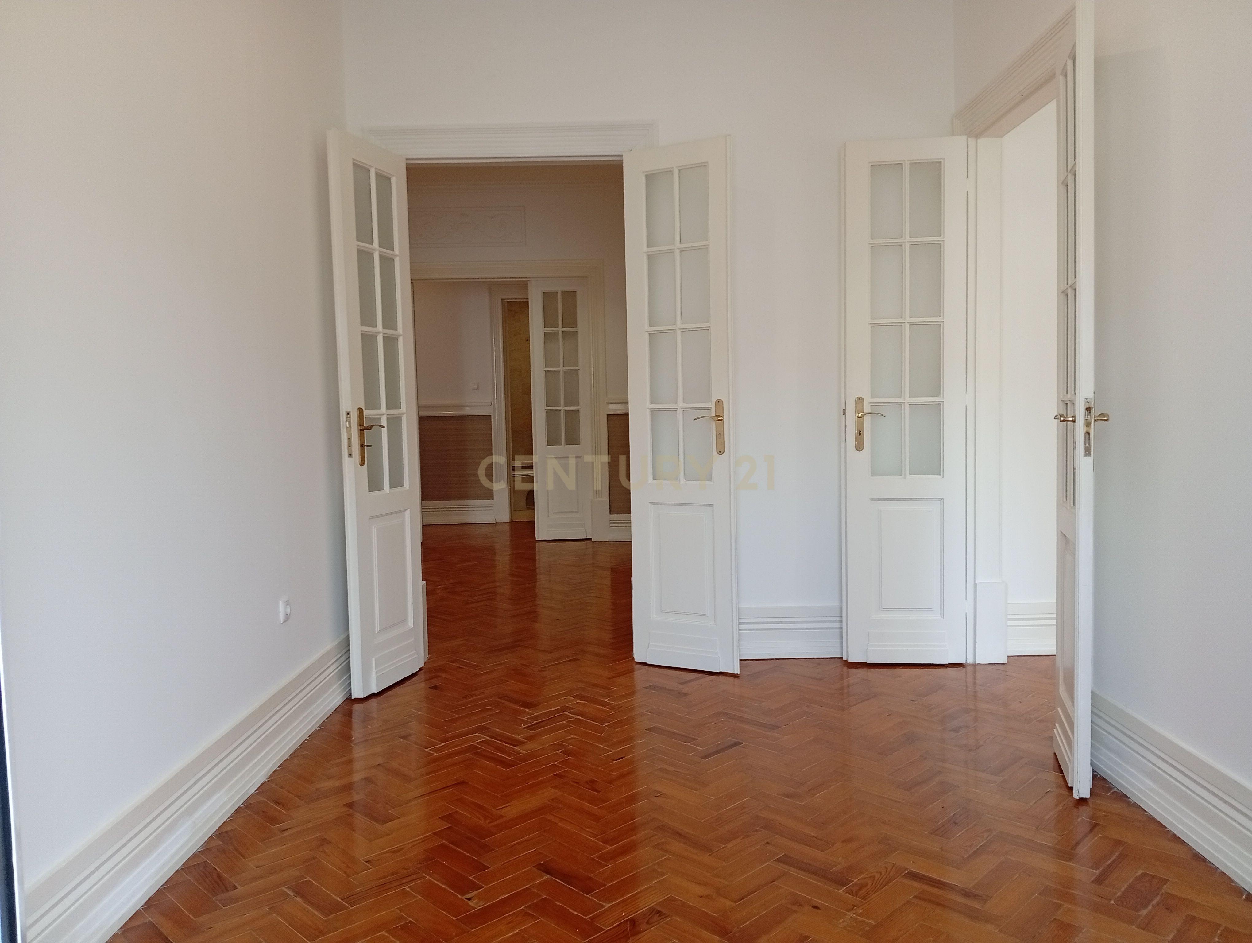 Fotografia 2 de Situado no Bairro Azul junto do Metro e do El Corte Inglês/Fundação Gulbenkian, tem este apartamento com traça antiga com 7 assoalhadas dispostas numa área de 200 m².