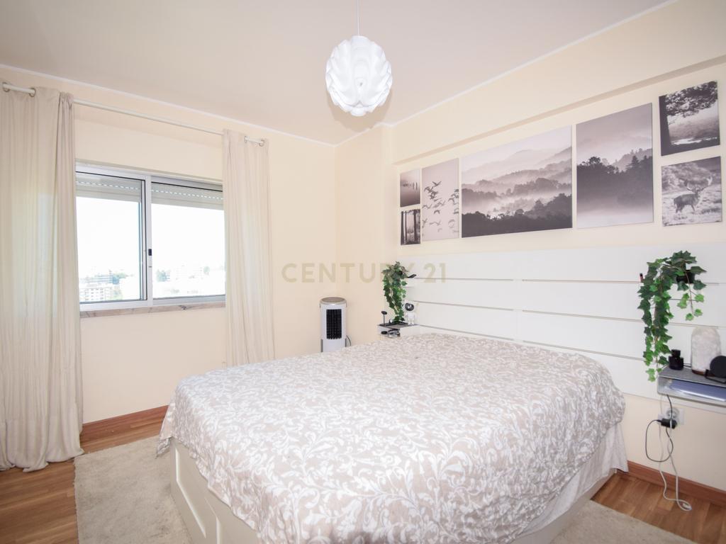 Apartamento T2 com Garagem, Arrecadação e Excelente Luminosidade – Arroja, Odivelas - Image 11