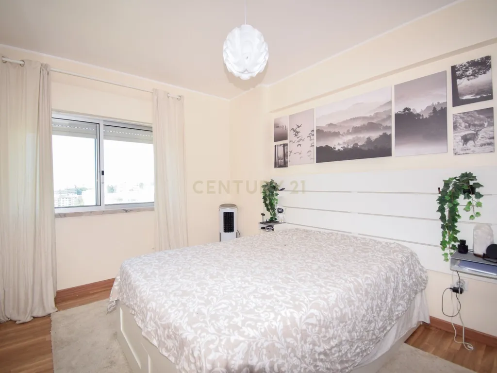 Apartamento T2 com Garagem, Arrecadação e Excelente Luminosidade – Arroja, Odivelas - Image 11