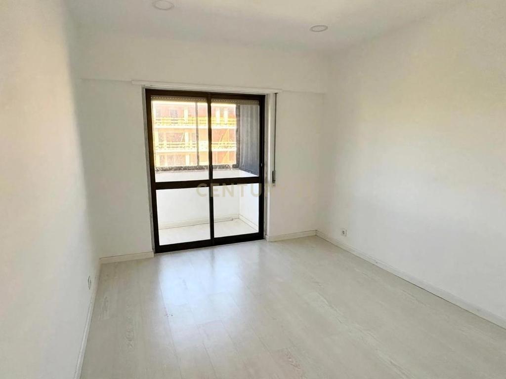 Apartamento T3 Remodelado | Odivelas | Negociável - Image 10