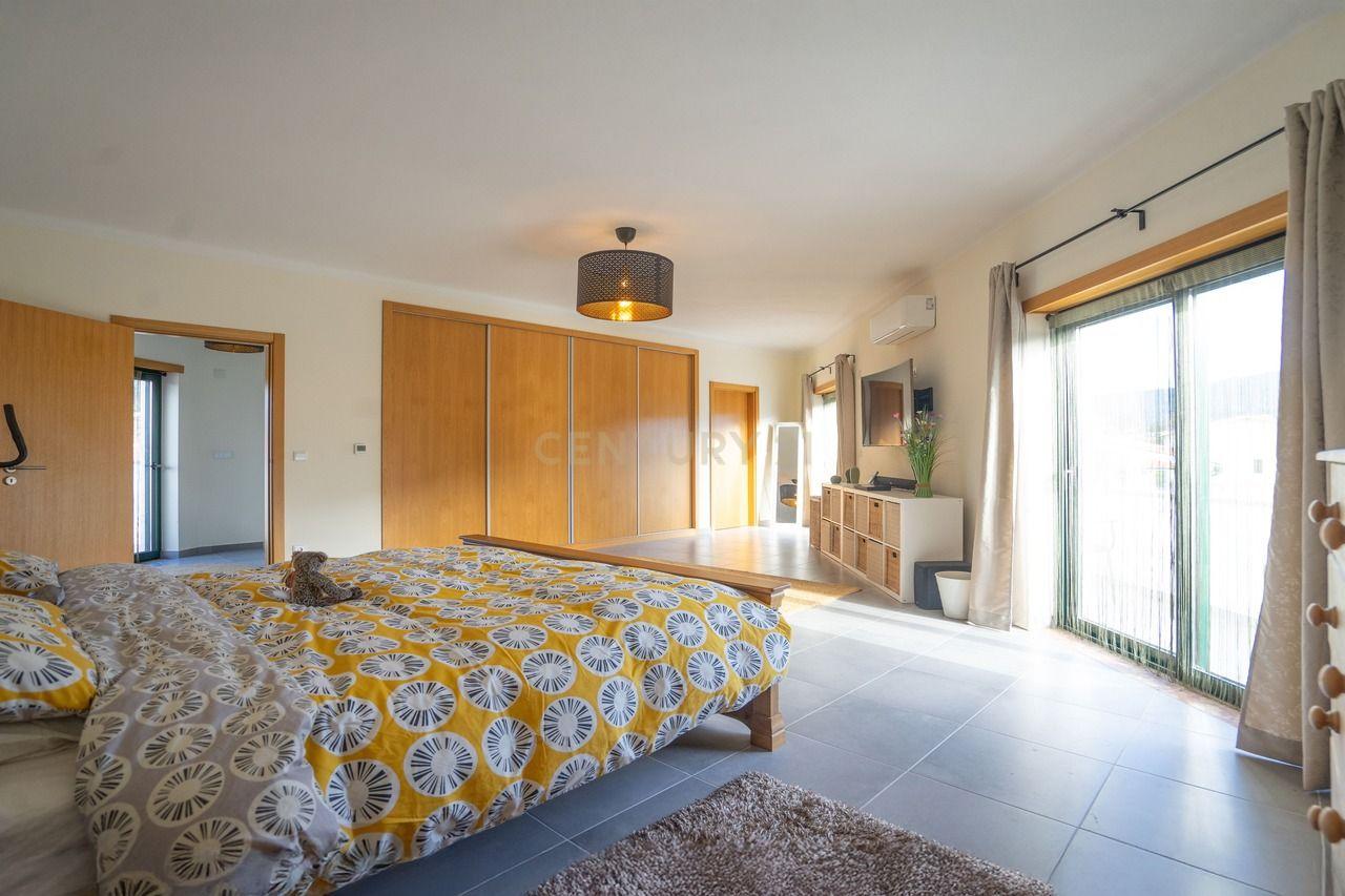 Moradia T4 de qualidade em estado novo com varanda coberta, piscina, terraço, jardim,canil,garagem dupla e vistas boas numa localização sossegada - Image 51