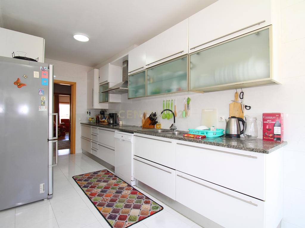 Apartamento T4 com Parqueamento, nas Caldas da Rainha - Image 11