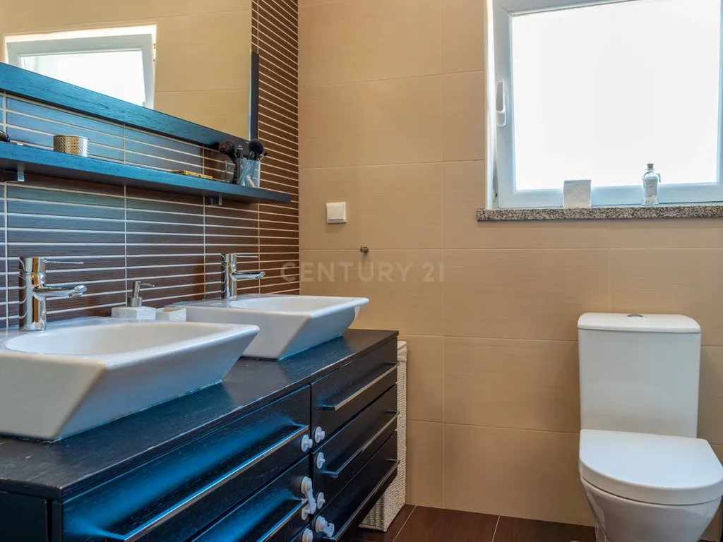 Moradia T4 em Azeitão com Jardim e Segurança 24h - Image 22